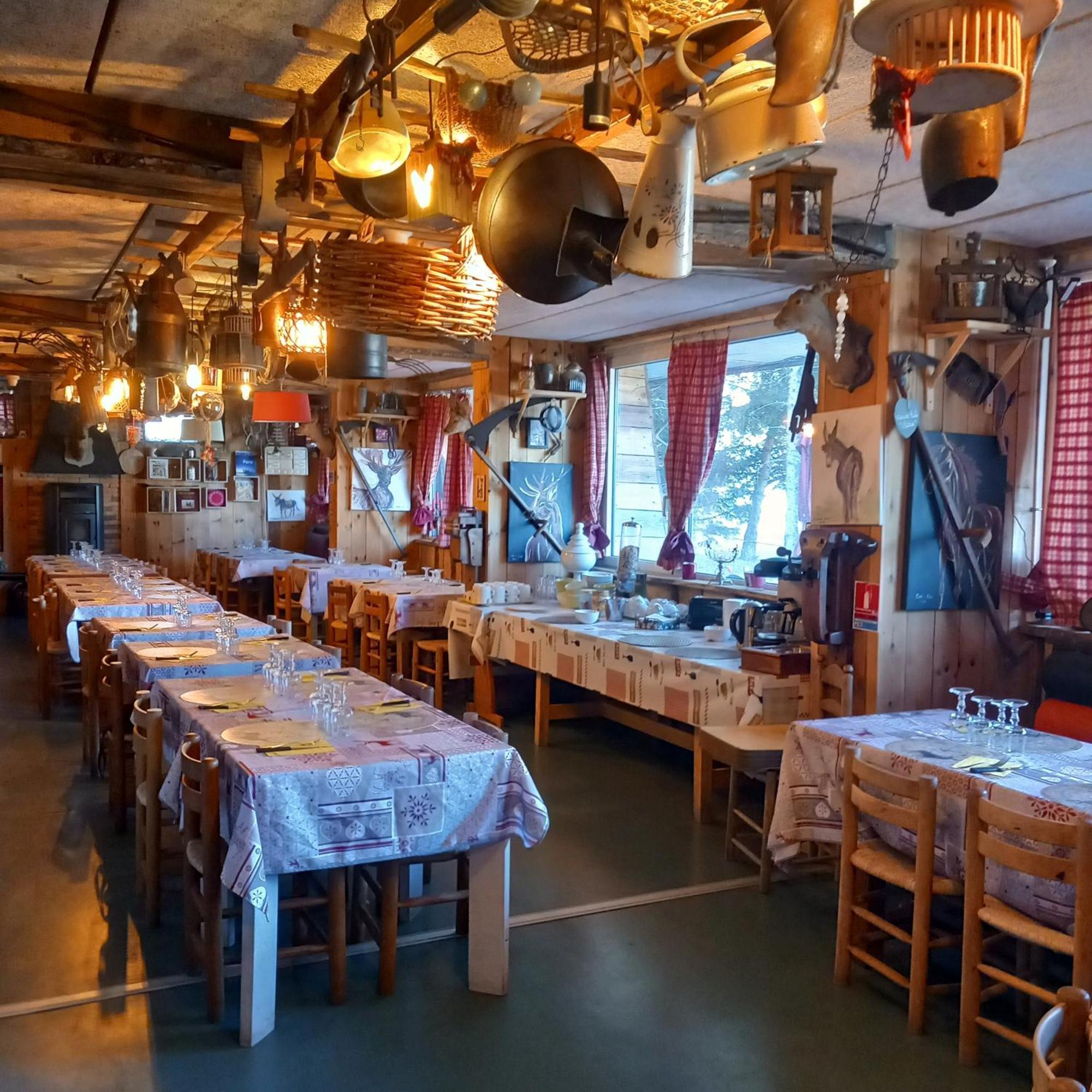 Montlo Relais Des Cerfs Hotel Cubieres Екстериор снимка
